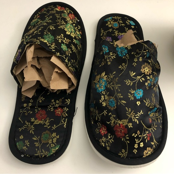 NEW| Chinese Embroidery Slippers - Picture 4 of 5